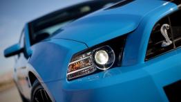 Ford Mustang Shelby GT500 Coupe 2013 - prawy przedni reflektor - włączony