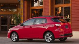 Toyota Matrix 2011 - tył - reflektory włączone