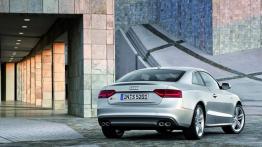 Audi S5 Coupe 2012 - tył - reflektory włączone