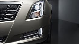 Cadillac XTS - lewy przedni reflektor - włączony