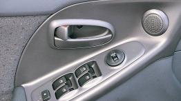 Hyundai Elantra - drzwi kierowcy od wewnątrz