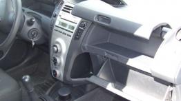 Toyota Yaris D-4D - schowek po stronie pasażera