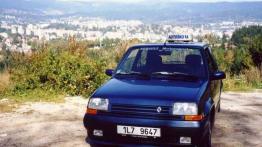 Renault 5 - przód - reflektory wyłączone