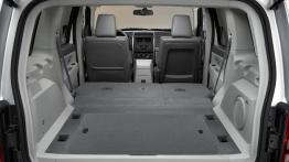 Jeep Cherokee 2007 - tylna kanapa złożona, widok z bagażnika