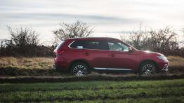 Mitsubishi Outlander 2.0 4WD CVT - galeria redakcyjna - prawy bok