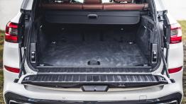 BMW X5 30d 265 KM - galeria redakcyjna - tył - bagażnik otwarty