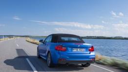 BMW M235i Cabrio (2015) - widok z tyłu