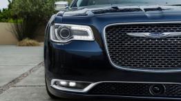 Chrysler 300C Platinum 2015 - prawy przedni reflektor - włączony