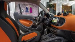 Smart fortwo III (2015) w Paryżu - widok ogólny wnętrza z przodu