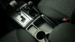 Mitsubishi L200 IV Facelifting - galeria redakcyjna - tunel środkowy między fotelami