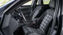 Volkswagen Golf VII GTD Variant (2015) - widok ogólny wnętrza z przodu