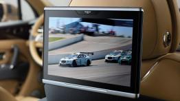 Bentley Bantayga (2016) - ekran systemu multimedialnego z tyłu