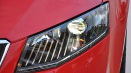 Skoda Octavia  KM - galeria redakcyjna - lewy przedni reflektor - włączony