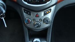 Chevrolet Aveo T300 Sedan 1.3D 95KM - galeria redakcyjna - konsola środkowa
