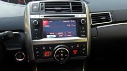 Toyota Verso Facelifting 2.0 D-4D 124KM - galeria redakcyjna (3) - konsola środkowa