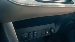 Toyota RAV4 IV 2.0 D-4D 124KM - galeria redakcyjna - konsola środkowa