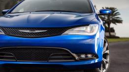 Chrysler 200S (2015) - przód - reflektory włączone