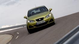 Seat Ibiza 2008 - przód - reflektory włączone