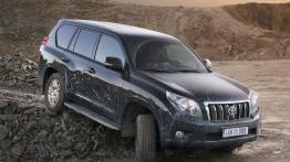 Toyota Land Cruiser 2010 - widok z przodu