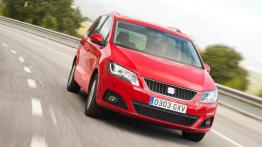 Seat Alhambra 2011 - przód - reflektory włączone