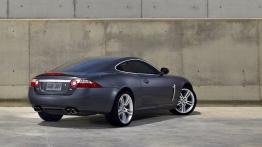 Jaguar XKR Coupe 2006 - widok z tyłu