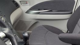 Mitsubishi Grandis - widok ogólny wnętrza z przodu