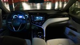Toyota Camry 2.5 Hybrid Dynamic Force 218 KM- galeria redakcyjna - widok ogólny wnętrza z przodu