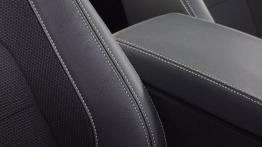 Jaguar XE 2.0d R-Sport (2015) - fotel kierowcy, widok z przodu