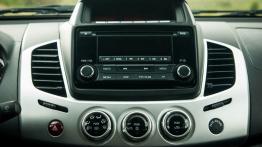 Mitsubishi L200 IV Facelifting - galeria redakcyjna - konsola środkowa