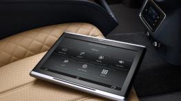 Bentley Bantayga (2016) - ekran systemu multimedialnego z tyłu