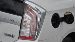 Toyota Prius IV Hatchback Facelifting  KM - galeria redakcyjna - prawy tylny reflektor - włączony