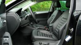 Volkswagen Jetta VI Sedan 1.4 TSI Hybrid 170KM - galeria redakcyjna - widok ogólny wnętrza z przodu