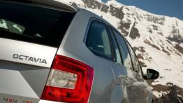 Skoda Octavia III Kombi 4x4 TSI (2013) - prawy tylny reflektor - włączony