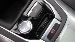 Peugeot 308 II SW 2.0 BlueHDi 150KM - galeria redakcyjna - tunel środkowy między fotelami