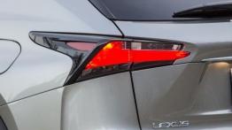 Lexus NX 200t F-Sport (2015) w Seattle - lewy tylny reflektor - włączony