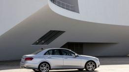 Mercedes E 350 4MATIC Facelifting - prawy bok