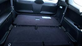 Honda Stream - tylna kanapa złożona, widok z boku