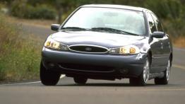 Ford Contour - widok z przodu