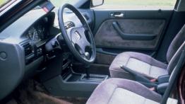 Honda Accord IV - widok ogólny wnętrza z przodu
