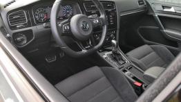 Volkswagen Golf R - galeria redakcyjna (1) - widok ogólny wnętrza z przodu