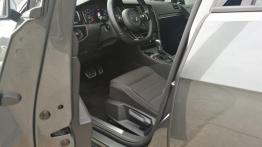 Volkswagen Golf R - galeria redakcyjna (1) - widok ogólny wnętrza z przodu