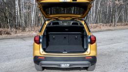 Suzuki Vitara 1.0 Boosterjet 111 KM - galeria redakcyjna (1) - tył - bagażnik otwarty