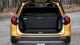 Suzuki Vitara 1.0 Boosterjet 111 KM - galeria redakcyjna (1) - tył - bagażnik otwarty