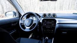 Suzuki Vitara 1.0 Boosterjet 111 KM - galeria redakcyjna (1) - widok ogólny wnętrza z przodu