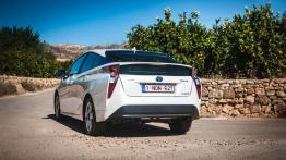 Czy wtyczka bardzo zmienia wygląd samochodu? Porównanie Priusa Plug-in z odmianą hybrydową Prius HEV