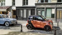 Smart fortwo III (2015) w Paryżu - prawy bok