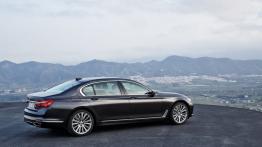 BMW serii 7 G12 750Li xDrive (2016) - prawy bok