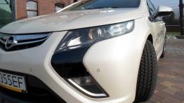 Opel Ampera Hatchback 5d Elektryczny 150KM - galeria redakcyjna - lewy przedni reflektor - włączony