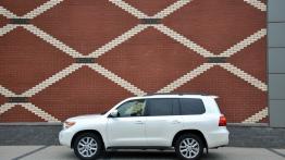 Toyota Land Cruiser V8 Terenowy Facelifting 4.6 VVT-i 318KM - galeria redakcyjna - lewy bok