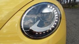 Volkswagen Beetle Hatchback 3d 1.4 TSI 160KM - galeria redakcyjna - lewy przedni reflektor - włączon